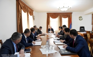 Бако Саакян провел совещание с участием руководителей райадминистраций и мэра Степанакерта